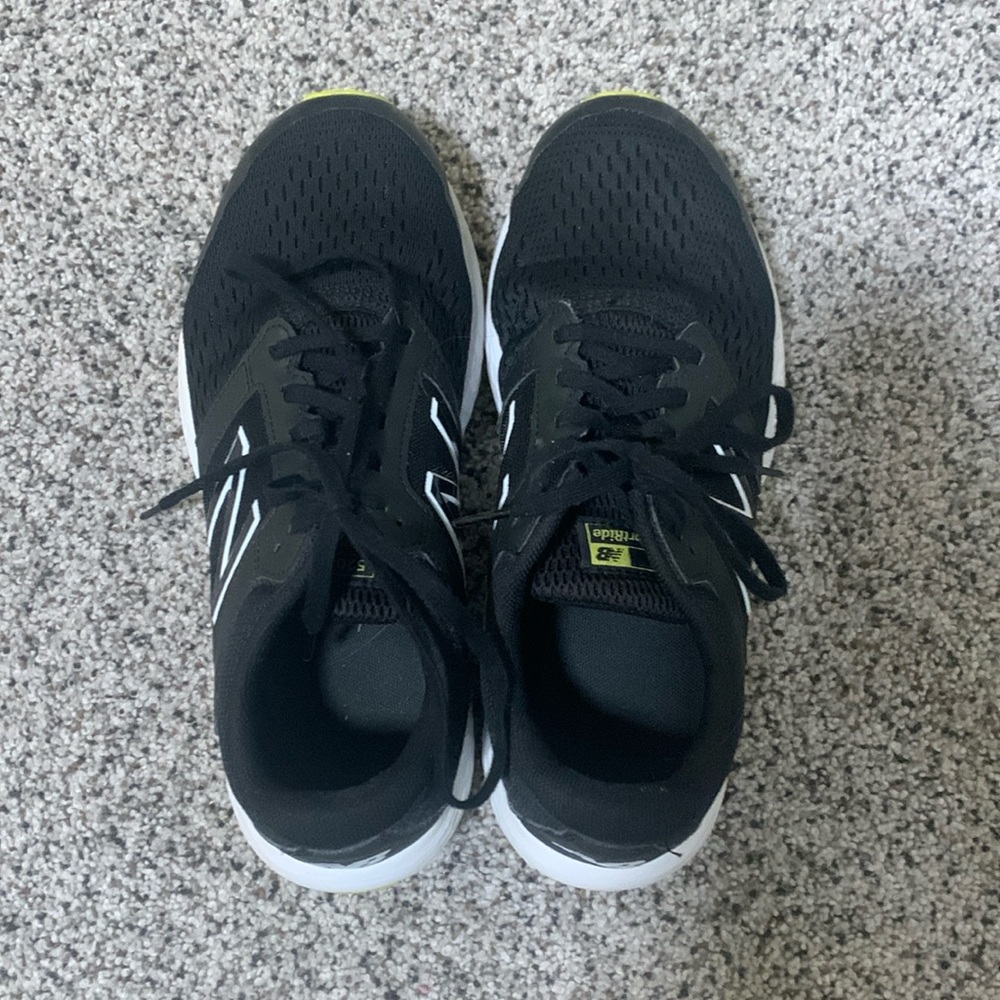 New balance tennis shoes/Used/still in very good condition